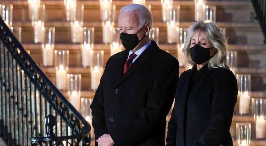 Biden prestou um minuto de silêncio em memória das vítimas da pandemia

