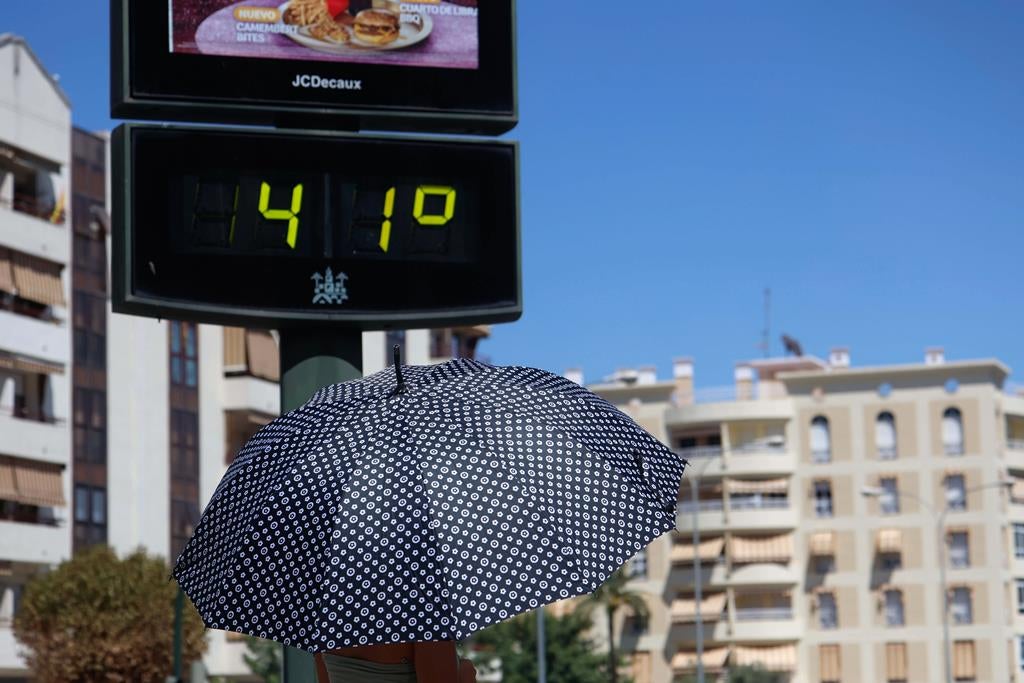 Yellow heat warnings issued for four districts