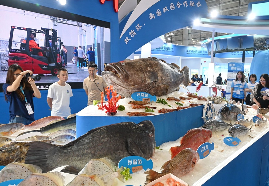 Visitantes na Expo Internacional de Marisco e de Pescado em Fuzhu, província de Fujian, China, em 2024, na qual participaram quase 500 empresas de 30 países, incluindo dos setores de aquacultura e da pesca oceânica 
