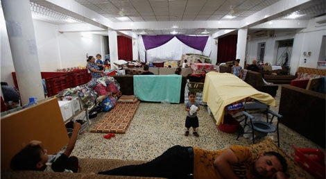 Deslocados Yazidi refugiados na igreja de Margurgis em Dohuk, norte do Iraque, a 22 de agosto de 2014 (Foto:Reuters)