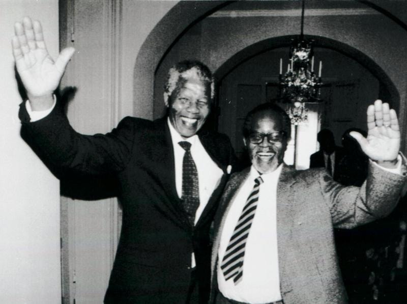  O primeiro encontro, ap&oacute;s 28 anos, dos l&iacute;deres do ANC (Congresso Nacional Africano) Nelson Mandela e Oliver Tambo, em Mar&ccedil;o de 1990 na Su&iacute;&ccedil;a. Anders Holmstroem / Reuters 