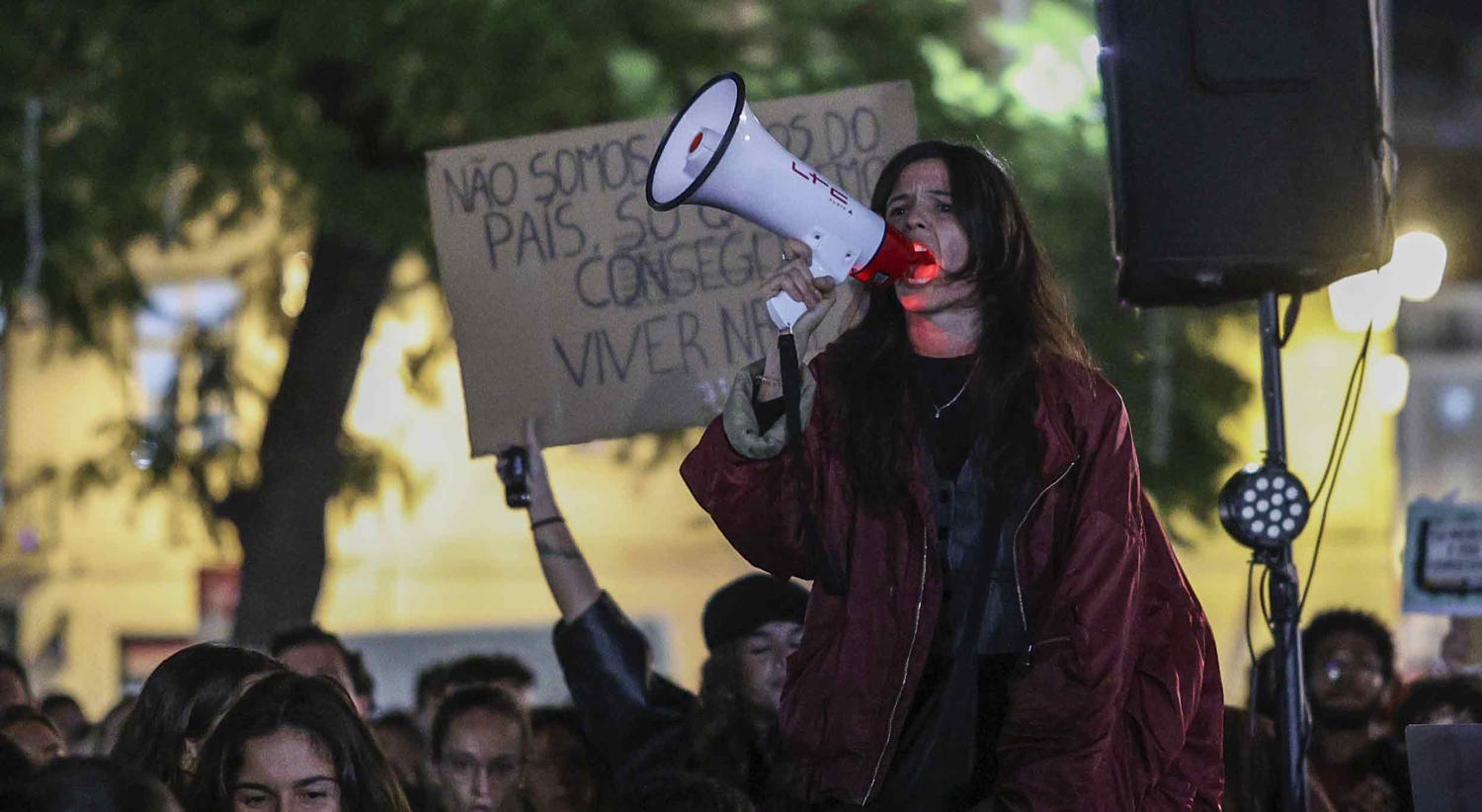 Manifestantes pela habita��o voltam a sair � rua para exigirem solu��es