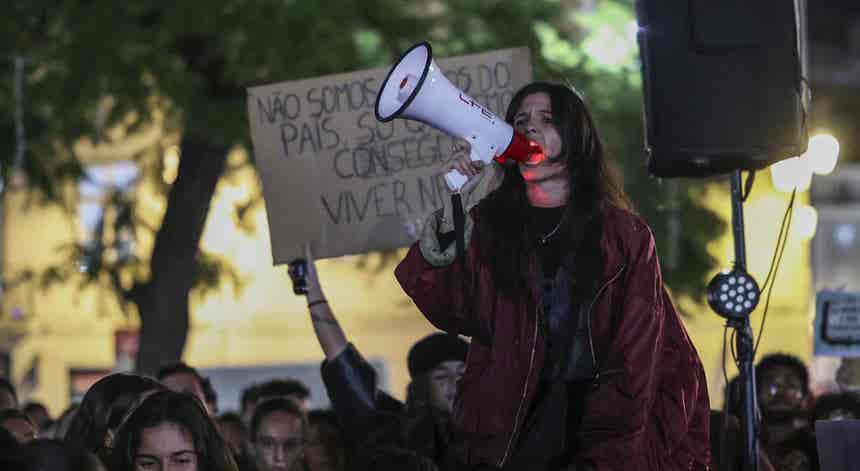 Manifestantes pela habita��o voltam a sair � rua para exigirem solu��es