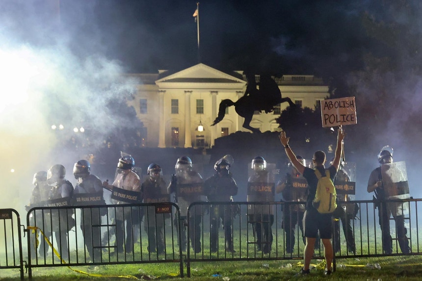 Um ativista face ao cerco policial à Casa Branca dia 1 de junho, durante os motins e protestos nos EUA contra a morte de George Floyd, sob custódia policial
