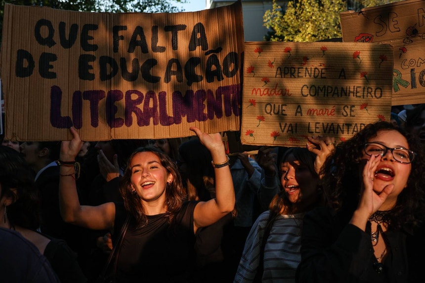 Estudantes protestam nas ruas de Lisboa contra o descongelamento das propinas