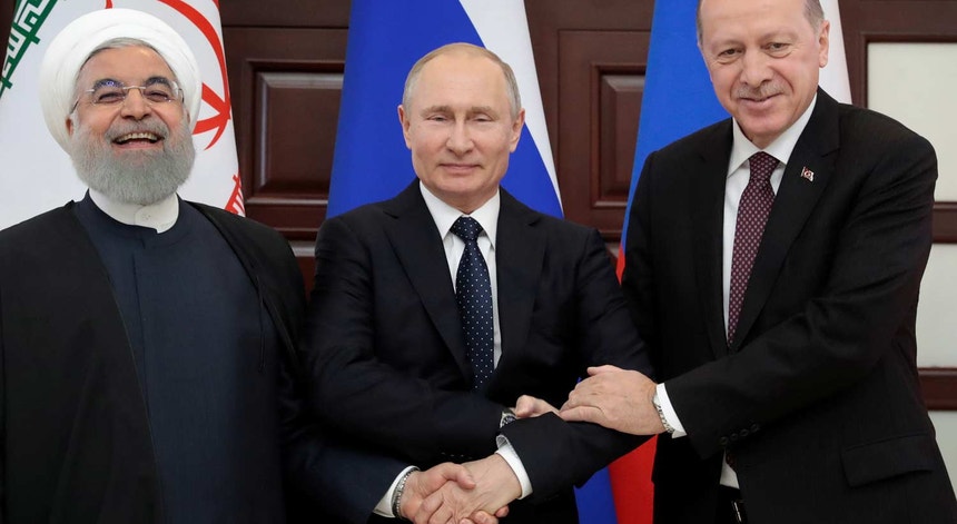 Hassan Rouhani, Presidente do Irão (esq), Vladimir Putin, Presidente da Rússia (ctr) e Recep Tayyip Erdogan, Presidente da Turquia, na cimeira em Sochi, Rússia, de 14 de fevereiro 2019, sobre a Síria.
