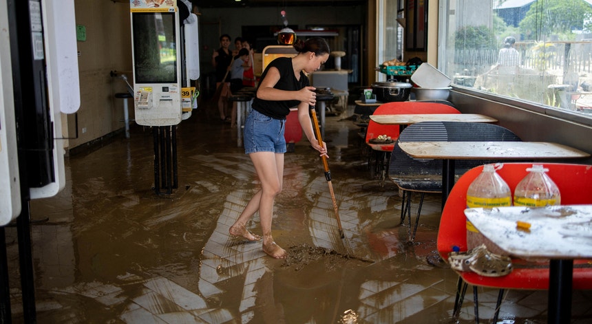 Filipinas declaram estado de emergência devido à passagem de tufão Kalmaegi
