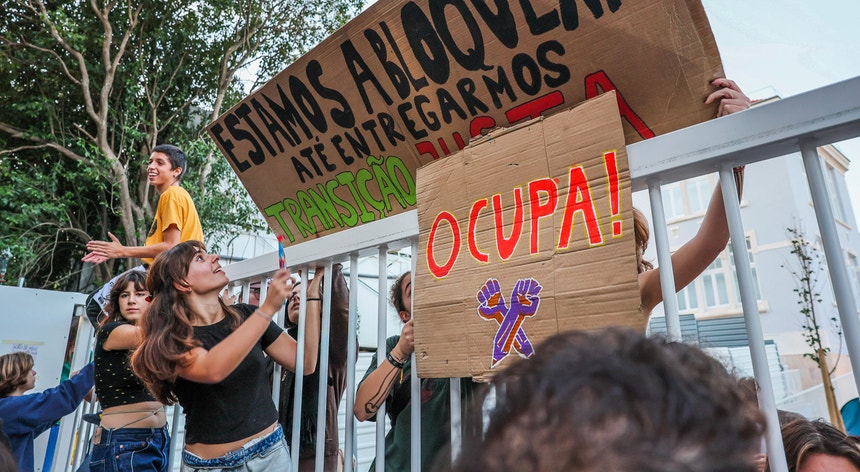 O movimento Greve Climática Estudantil Lisboa mantém, desde a passada segunda-feira, um protesto que já levou à ocupação de seis escolas e universidades de Lisboa
