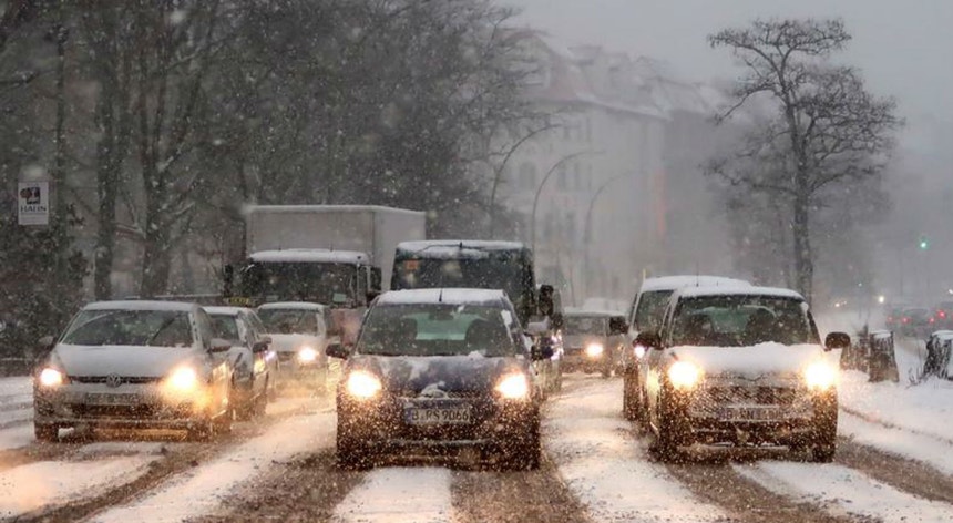 A Europa tem sido assolada por uma vaga de frio intenso. Estima-se que cerca de 60 pessoas não tenham resistido às temperaturas negativas

