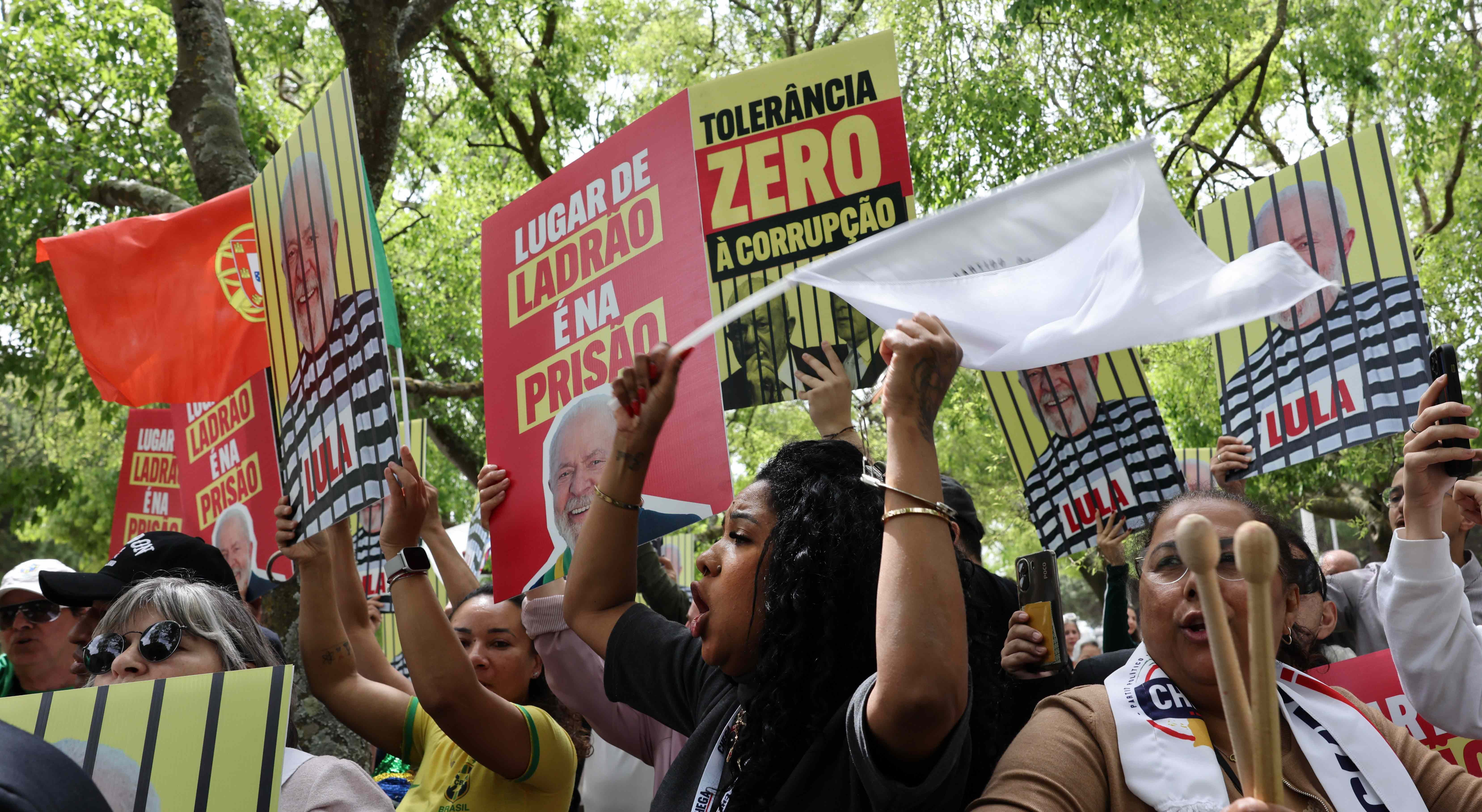 Ventura participa em concentra��o contra Lula e chama-lhe "corrupto e ladr�o"