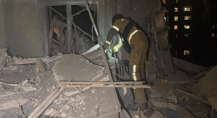 Imagem de Ucrânia: dois mortos em Sumy, ataques contra infraestruturas logísticas em Kiev