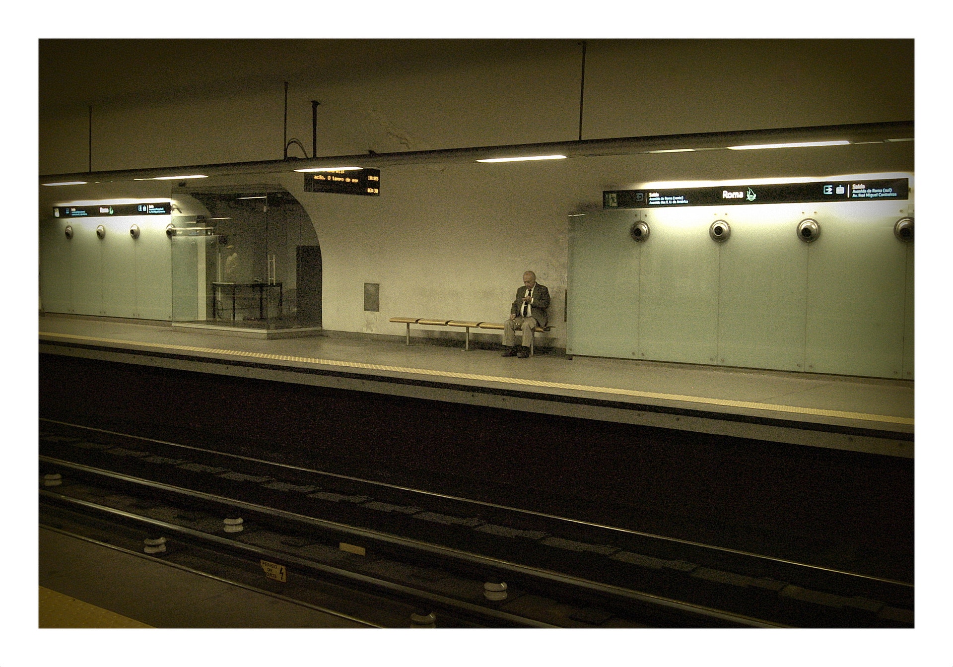  Roma: Inaugurada a 18 de junho de 1972, no &acirc;mbito da expans&atilde;o da rede do Metro de Lisboa at&eacute; Alvalade. O primeiro projeto arquitet&oacute;nico esteve a cargo de Dinis Gomes e as interven&ccedil;&otilde;es pl&aacute;sticas de Maria Keil. A remodela&ccedil;&atilde;o do &aacute;trio sul da esta&ccedil;&atilde;o ficou conclu&iacute;da em 12 de abril de 2006, com base no projeto da arquiteta Ana Nascimento e dos pintores Lourdes Castro e Ren&eacute; B&eacute;rtholo. J&aacute; a remodela&ccedil;&atilde;o do lado norte ficou conclu&iacute;da a 20 de outubro de 2006, com as interven&ccedil;&otilde;es pl&aacute;sticas de Maria Keil. A remodela&ccedil;&atilde;o da esta&ccedil;&atilde;o integrou-se nas obras de prolongamento do cais de embarque e constru&ccedil;&atilde;o de um segundo &aacute;trio.  