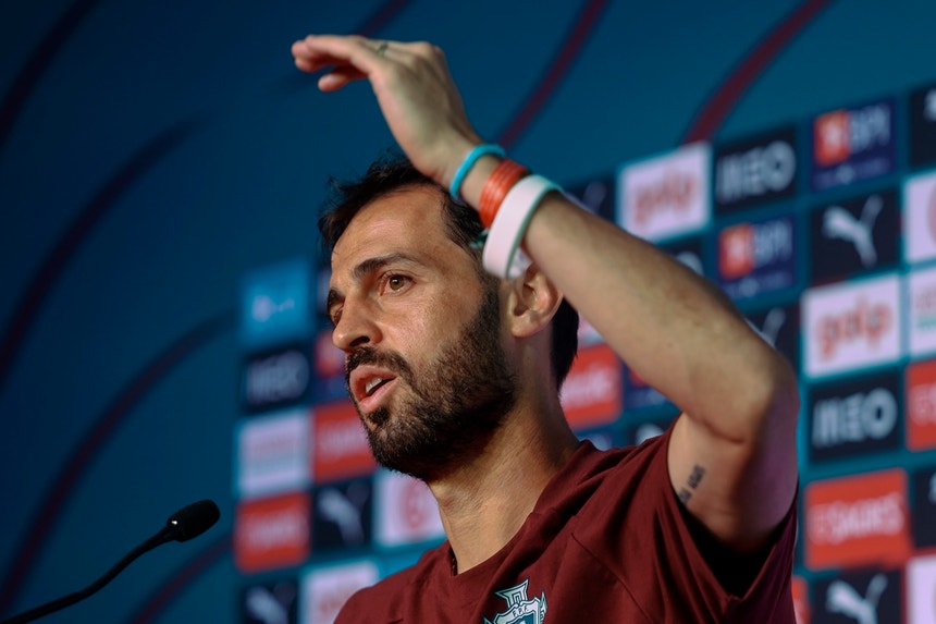Imagem de Bernardo Silva reconhece que Martínez tem de fazer "escolhas difíceis"