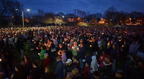 A vigilia em Dorchester, perto da casa da fam&iacute;lia Richard, juntou milhares de pessoas