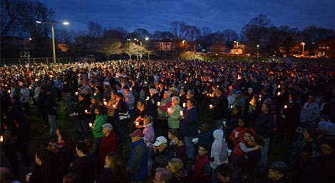 A vigilia em Dorchester, perto da casa da família Richard, juntou milhares de pessoas A vigilia em Dorchester, perto da casa da família Richard, juntou milhares de pessoas