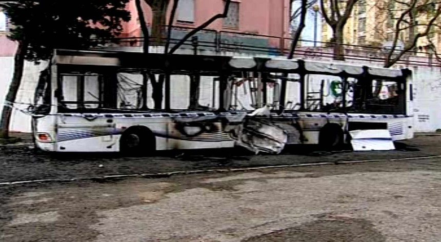 Imagem do estado em que ficou o autocarro que foi incendiado
