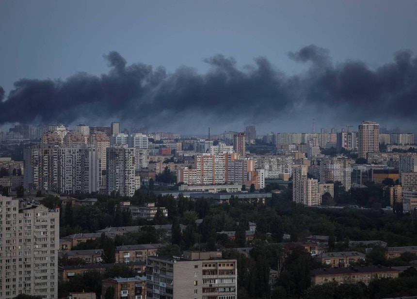 Imagem de Mísseis balísticos russos matam 12 pessoas em Kiev