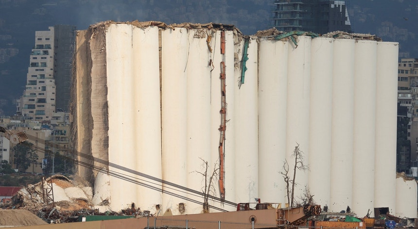 Sección del silo del puerto de Beirut se derrumbó después del incendio
