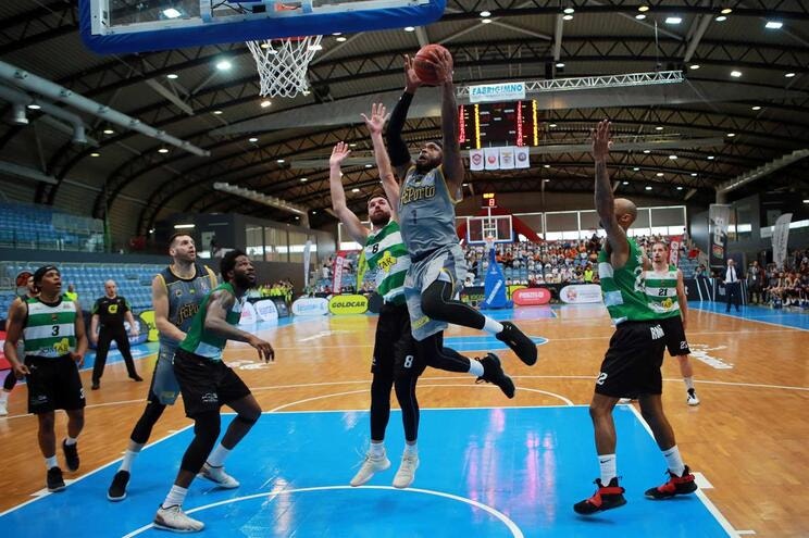 Seleção Nacional de basquetebol defronta hoje a Eslováquia e