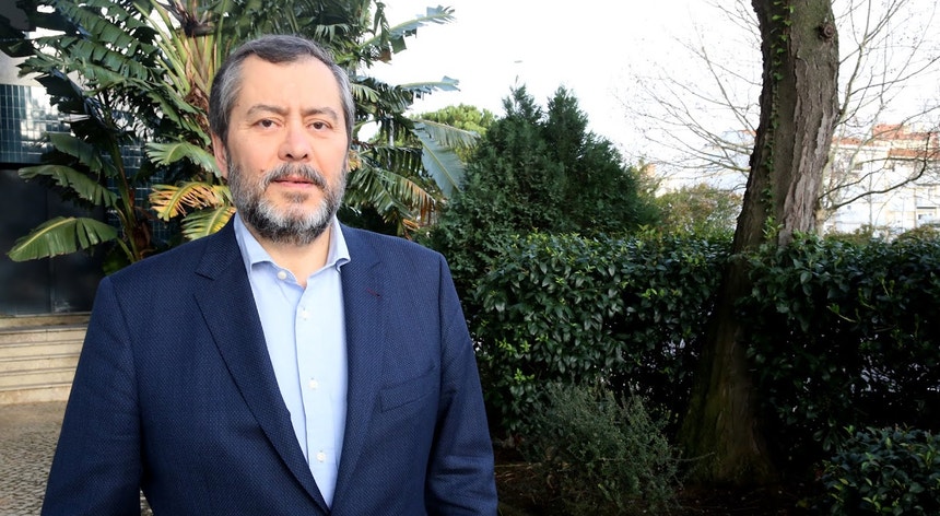 Fenprof's New Leadership Elected with Overwhelming 96.6% Support - What's Next for Portugal's Teachers?
