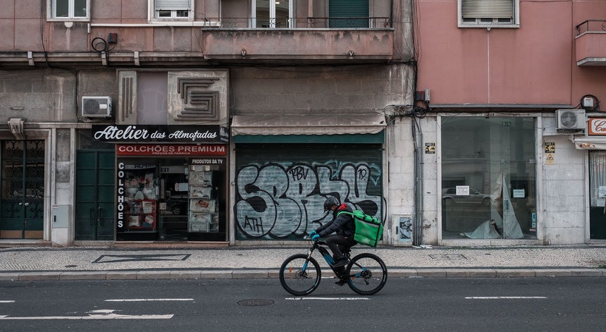 Falsos estafetas de aplicações móveis. PSP desfaz rede de tráfico de droga