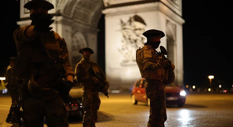 Dois polícias feridos em esquadra de Paris