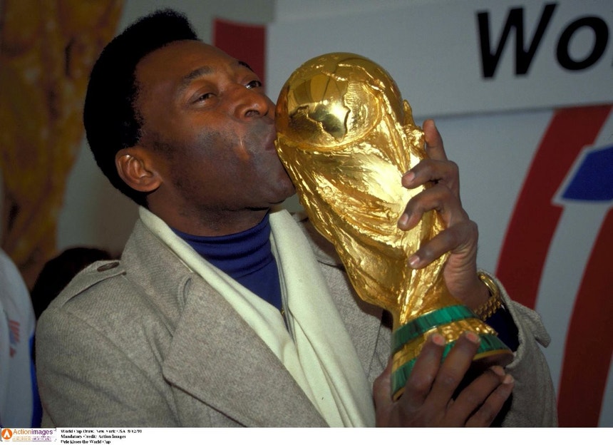 Pelé com a Taça de Campeão do Mundo
