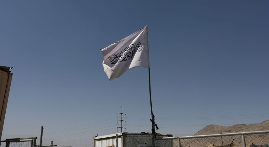 A bandeira no novo Emirado Islâmico do Afeganistão implementado pelos talibãs
