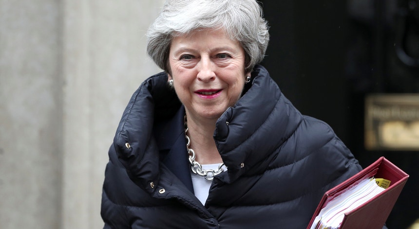 A primeira-ministra do Reino Unido, Theresa May, à saída da sua residência oficial quarta-feira, 8 de maio de 2019
