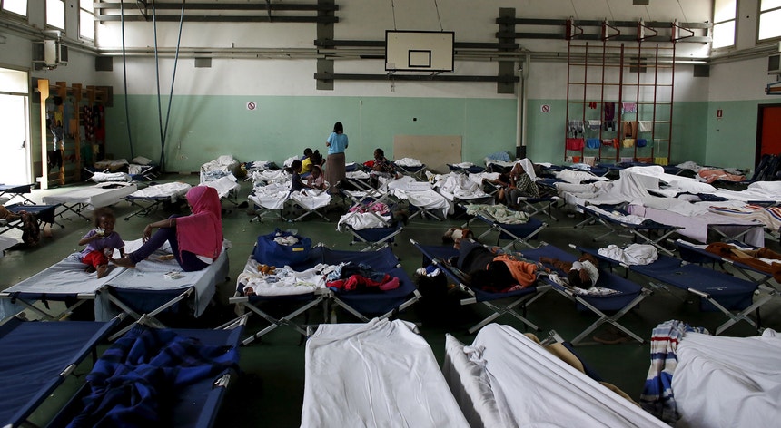 Na passada semana, dezenas de migrantes foram expulsos de centros de acolhimento em Itália
