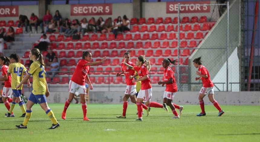 A equipa de futebol feminino do Benfica garantiu a subida à I Liga

