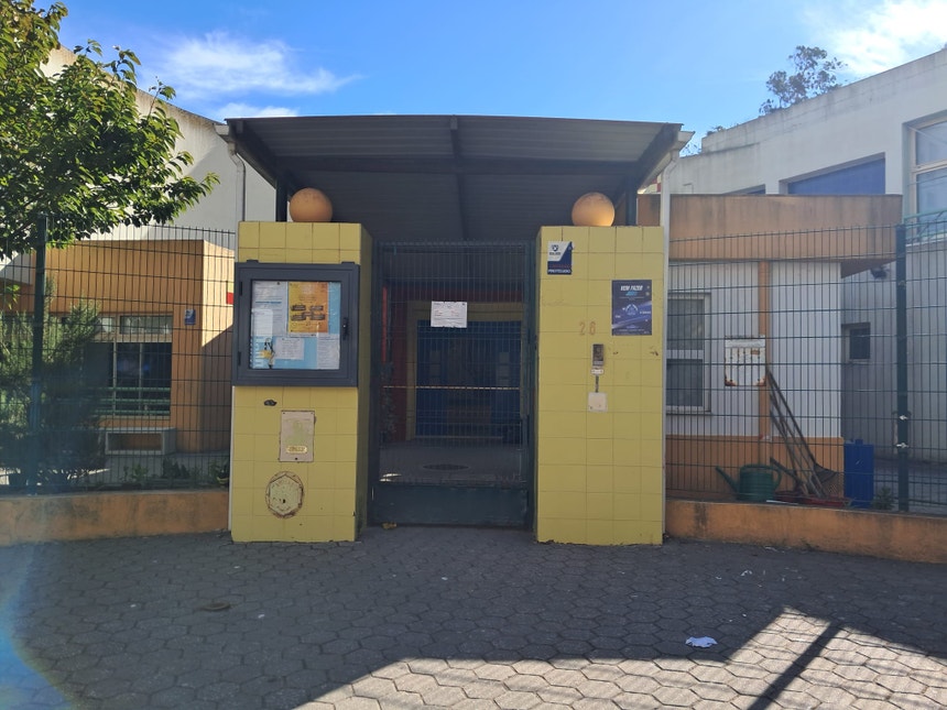 Pais protestam a falta de professores na EB da Tapada das Mercês