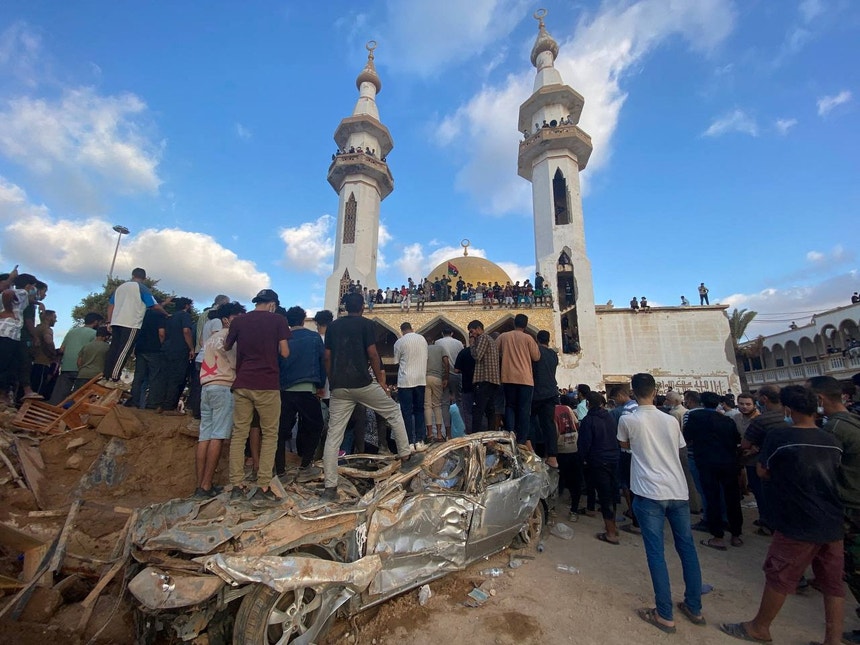 Manifestantes em protesto esta segunda-feira junto à mesquita Al-Sahaba, em Derna. 
