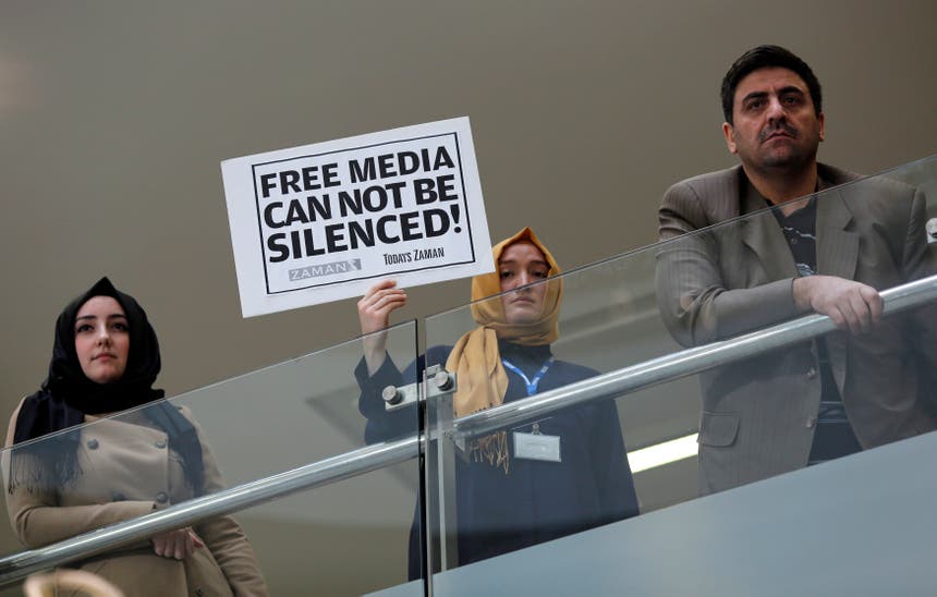 A 14 de dezembro de 2014 a sede do jornal diário Zalman e a TV Samanyolu, próximas de Fethullah Gülen, foram também invadidos pela polícia turca, tendo sido detidas 23 pessoas em todo o país, numa operação contra o que o presidente Erdogan descreve como uma rede de conspiradores para o derrubar. Foto: Reuters