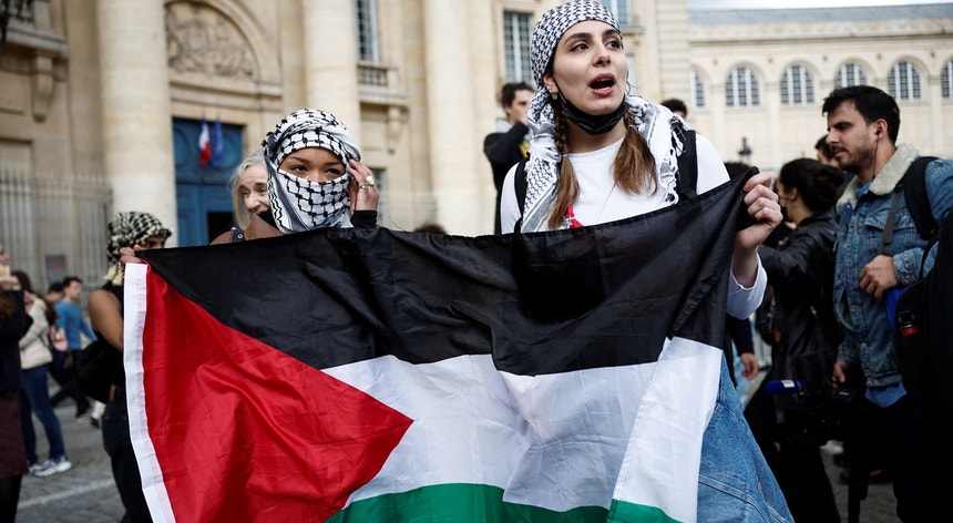 Estudantes pró-palestina não arredam pé da Universidade de Ciências Políticas de Paris