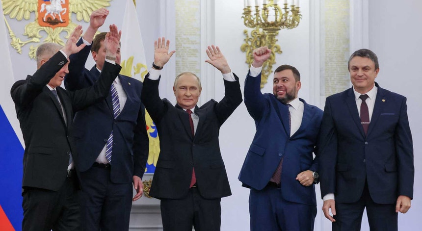 O presidente russo, Vladimir Putin, celebra a anexação de quatro regiões ucranianas junto de dirigentes pró-russos de Donetsk, Lugansk, Kherson e Zaporizhia. 
