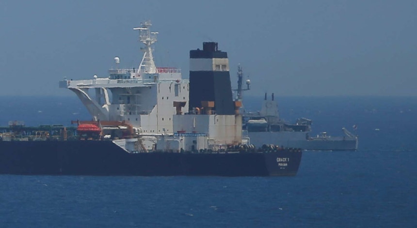 Petroleiro iraniano ao ser detido por vasos de guerra britânicos ao largo de Gibraltar
