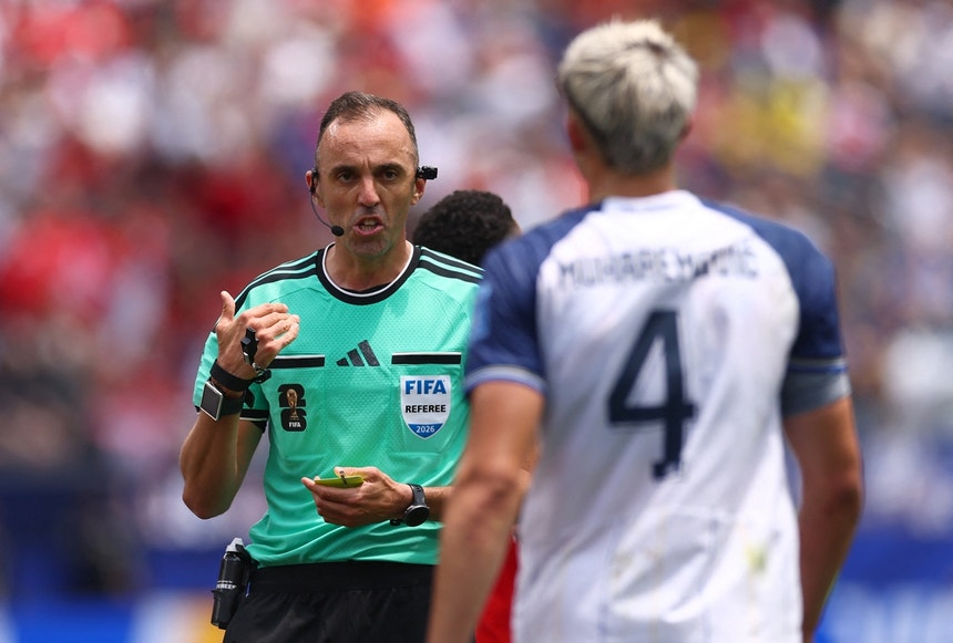 Imagem de Árbitro português João Pinheiro no jogo dos quartos entre Argentina e Suíça