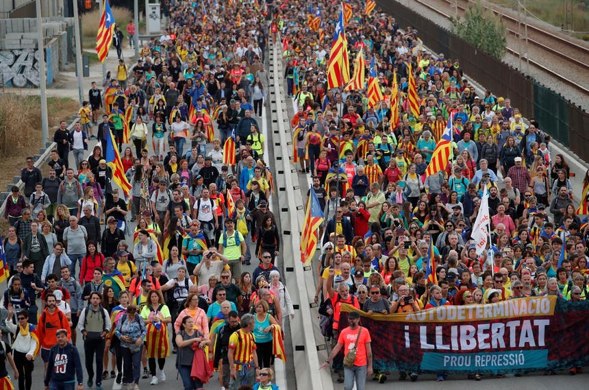 Pelo menos 100 pessoas foram detidas e quase 200 agentes da polícia ficaram feridos desde o início dos protestos

