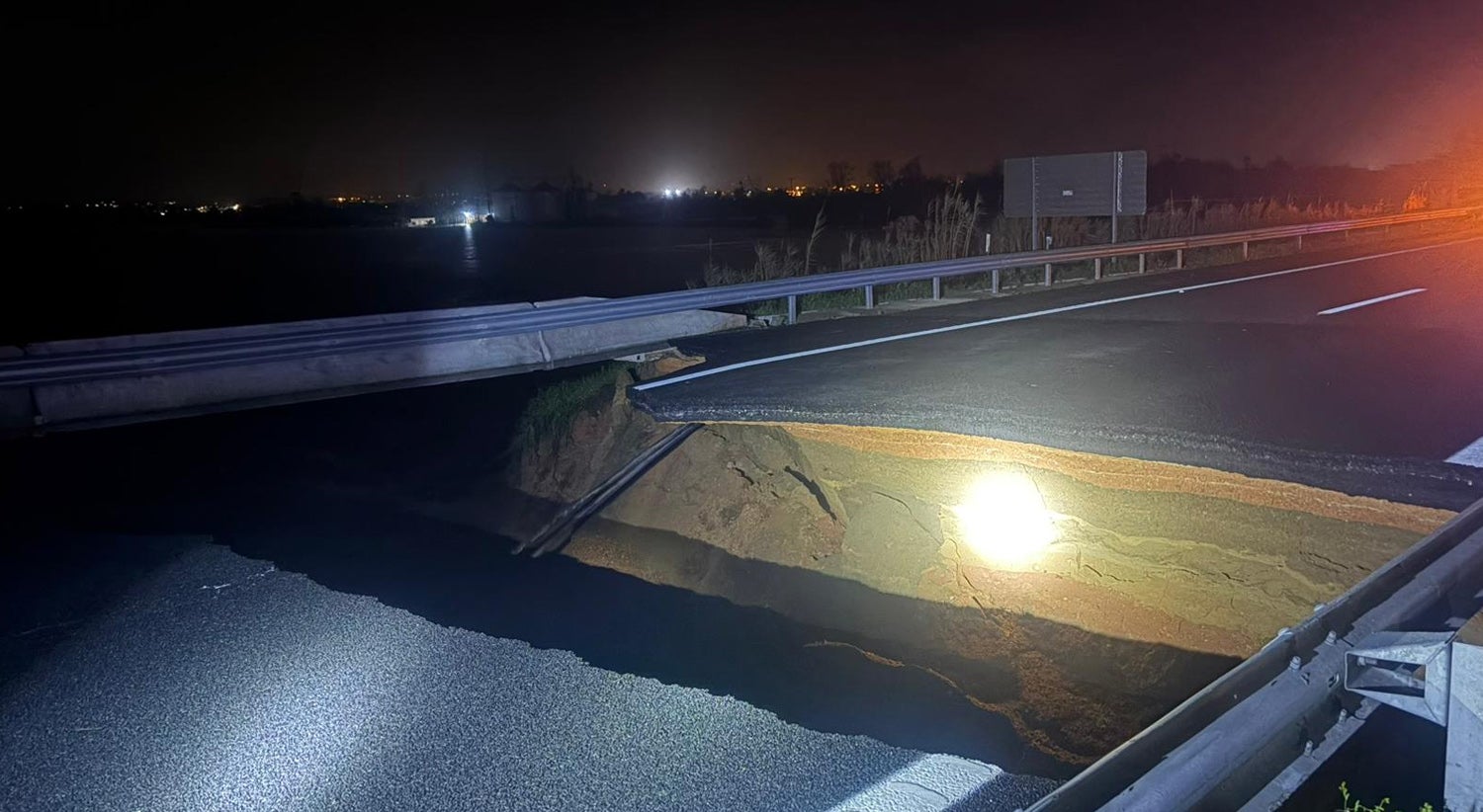 Ruiu parte do pavimento da autoestrada A1 junto ao Rio Mondego