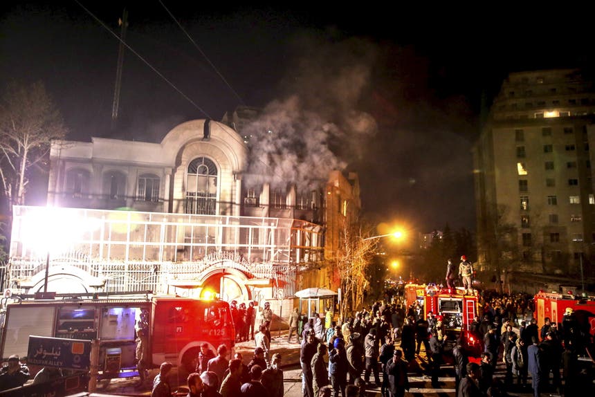 A embaixada da Arábia Saudita em chamas na madrugada de domingo dia 3 de janeiro de 2016, após a execução do clérigo xiita Nimr al-Nimr Foto: Reuters