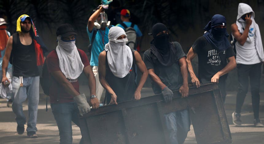 Confrontos em Caracas, Venezuela. Foto: Carlos Garcia Rawlins - Reuters Confrontos em Caracas, Venezuela. Foto: Carlos Garcia Rawlins - Reuters