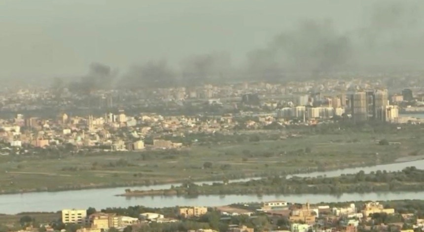 Fumo eleva-se sobre Cartum nesta imagem captada por drone durante combates entre o exército sudanês e as forças paramilitares RSF
