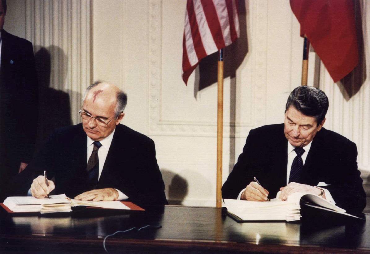  O presidente dos EUA Ronald Reagan (dir) e o presidente sovi&eacute;tico Mikhail Gorbatchov assinam o tratado de For&ccedil;as Nucleares de Alcance Intermedi&aacute;rio (INF) na Casa Branca, Washington a 8 de dezembro de 1987 | Reuters 