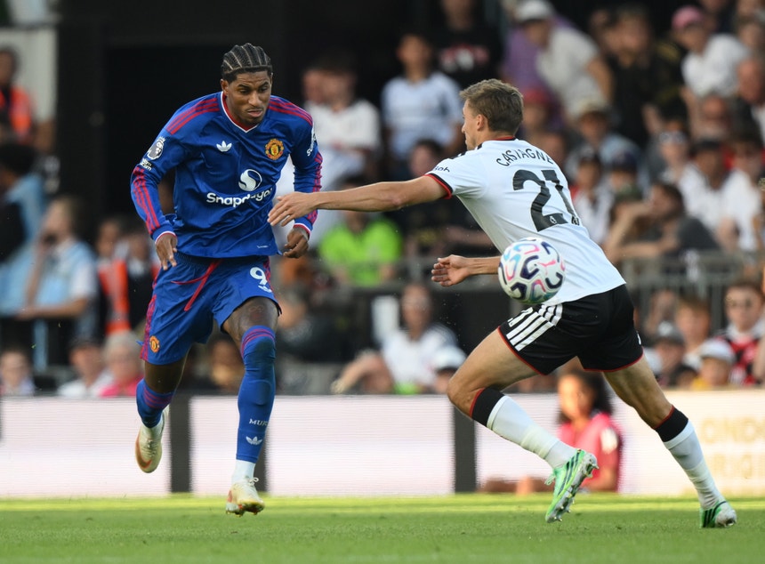 Imagem de Manchester United empata e iguala registo negativo de Louis van Gaal