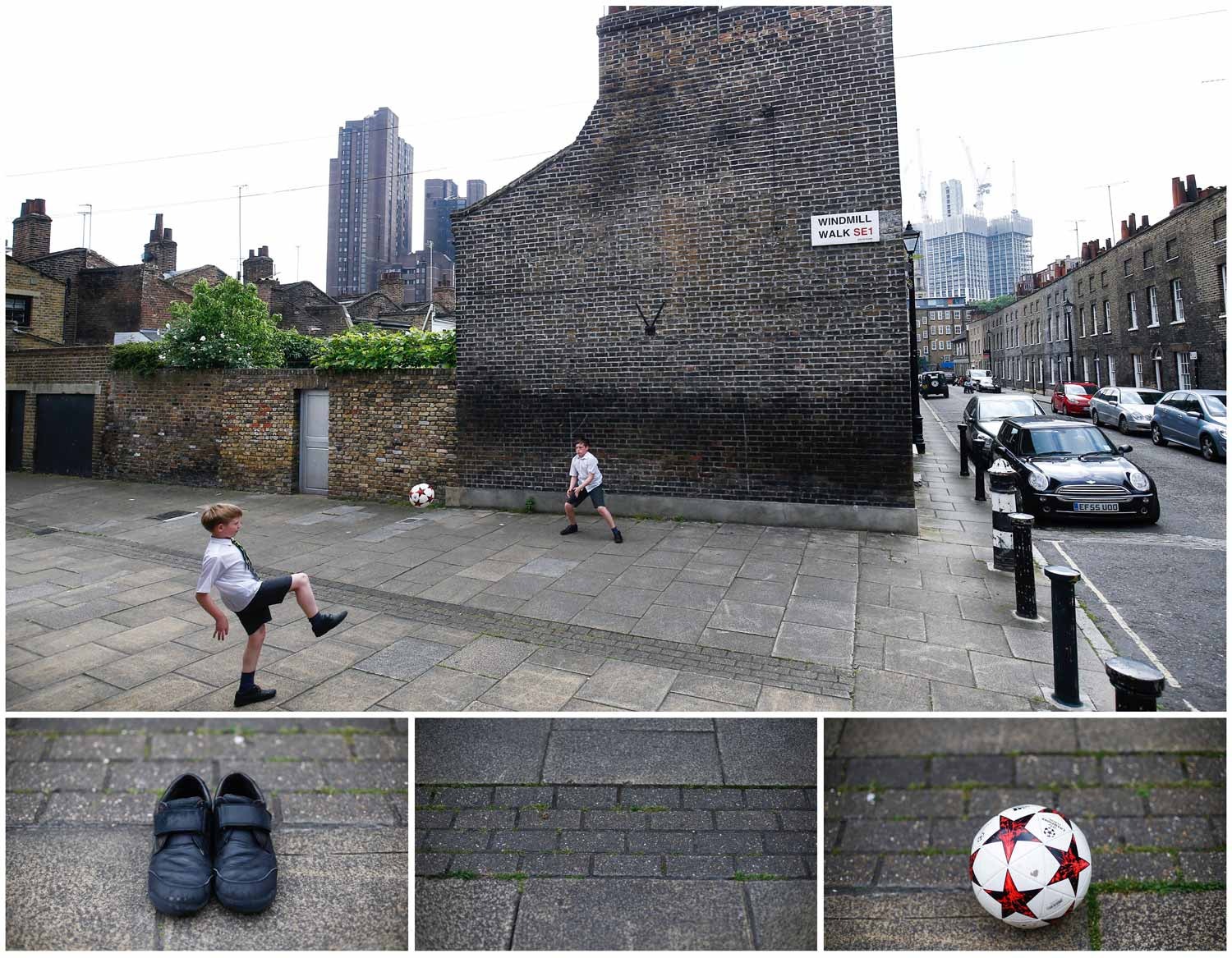  Uma bola e uma baliza desenhada nas paredes de um pr&eacute;dio bastam para duas crian&ccedil;as brincarem nas ruas de Londres, no Reino Unido. Foto: Henry Nicholls - Reuters 