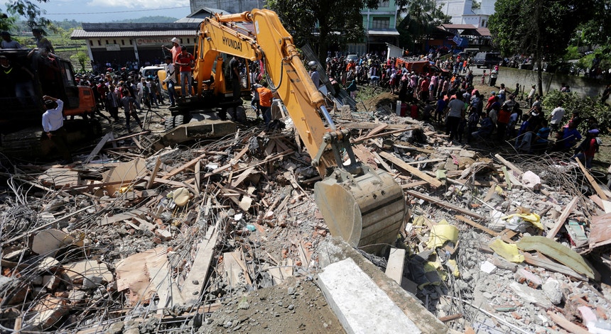O sismo na Indonésia já provocou dezenas de mortos
