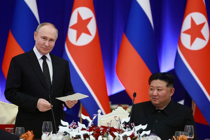 O presidente russo, Vladimir Putin, com o líder norte-coreano, Kim Jong-un, em Pyongyang, na Coreia do Norte, em junho de 2024. 

