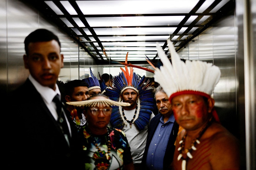Membros do povo indígena Mura chegam para uma reunião do Palácio do Planalto em Brasília, em outubro de 2023
