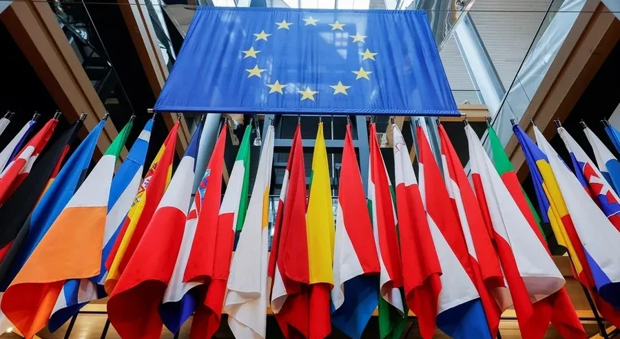 Excedente comercial da zona euro recua para 164,6 mil ME em 2025